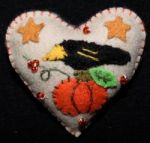 BEIGE HEART W/BLACK CROW ON PUMPKIN ORNAMENT